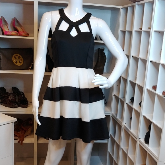 CRYSTAL DOLL CUT-OUT SCUBA FIT & FLARE DRESS S - Picture 3 of 11